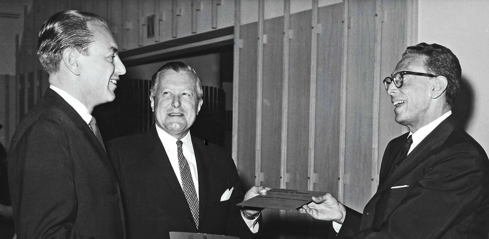 Edgar Kaufmann presents prize to David Rowland